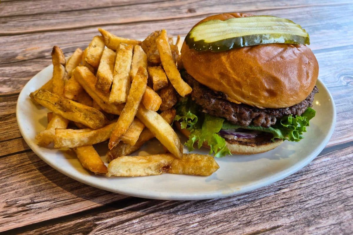 Home Deluxe Burger (6 oz)