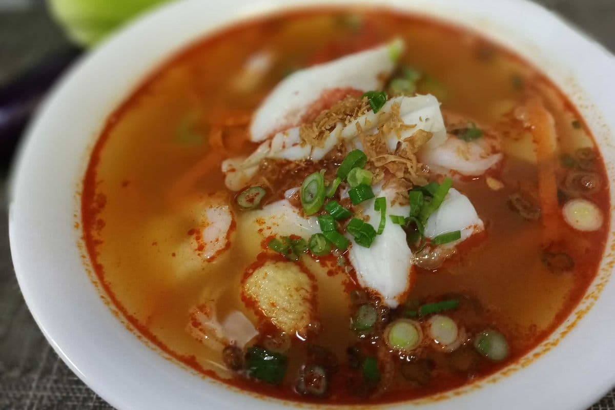 210. Thai Style Hot and Sour Seafood Soup with Rice Noodle