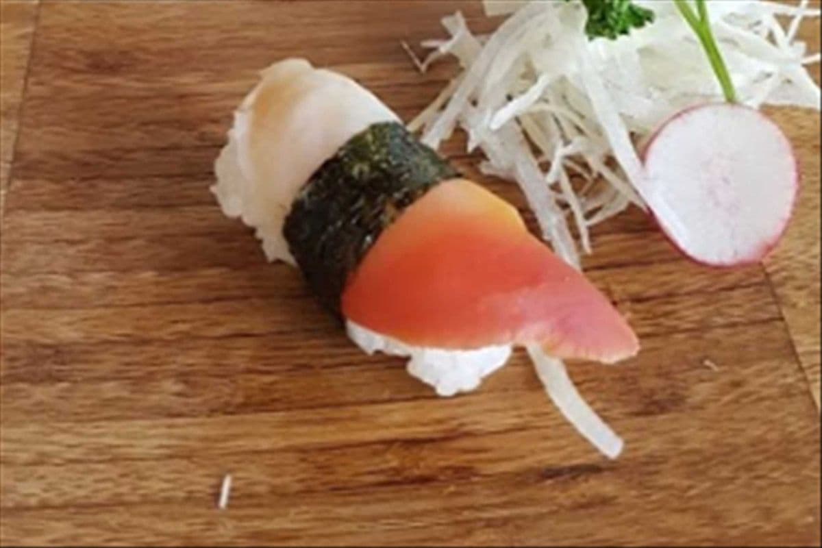 Hokigai Nigiri Sushi