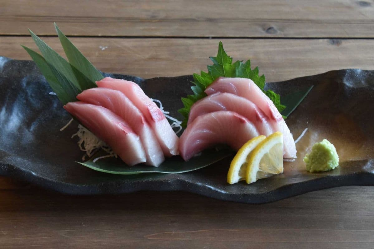 Hamachi (Yellowtail) Sashimi (6 pcs)