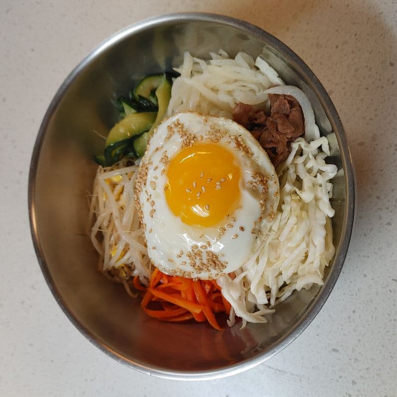 Bibimbap (비빔밥 / 石爲拌饭)