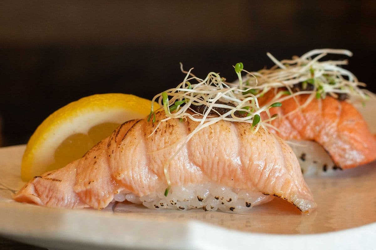 Salmon Aburi Sushi (1 pc)