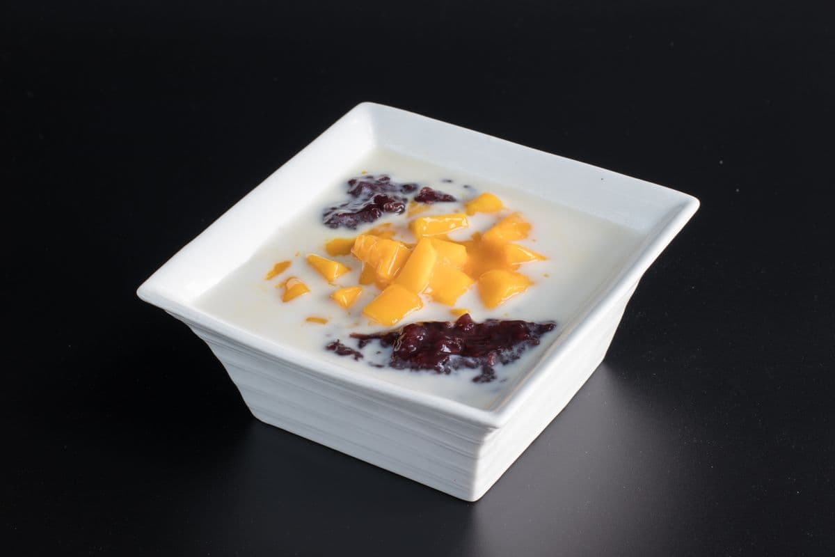 Black Glutinous Rice with Mango and Coconut Milk 鲜芒果黑糯米