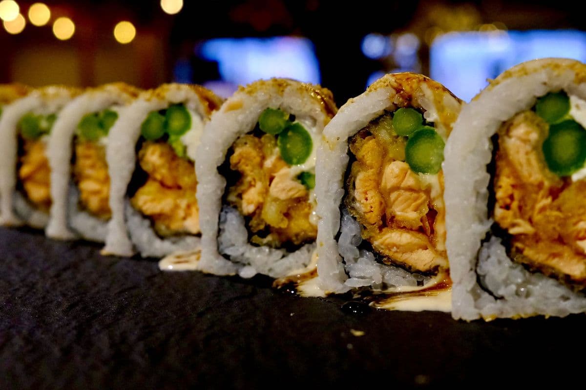 Salmon tempura roll (10pcs)