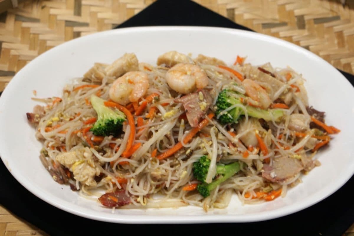 201. Stir-Fried Vermicelli Noodles with Chicken BBQ Pork and Shrimp