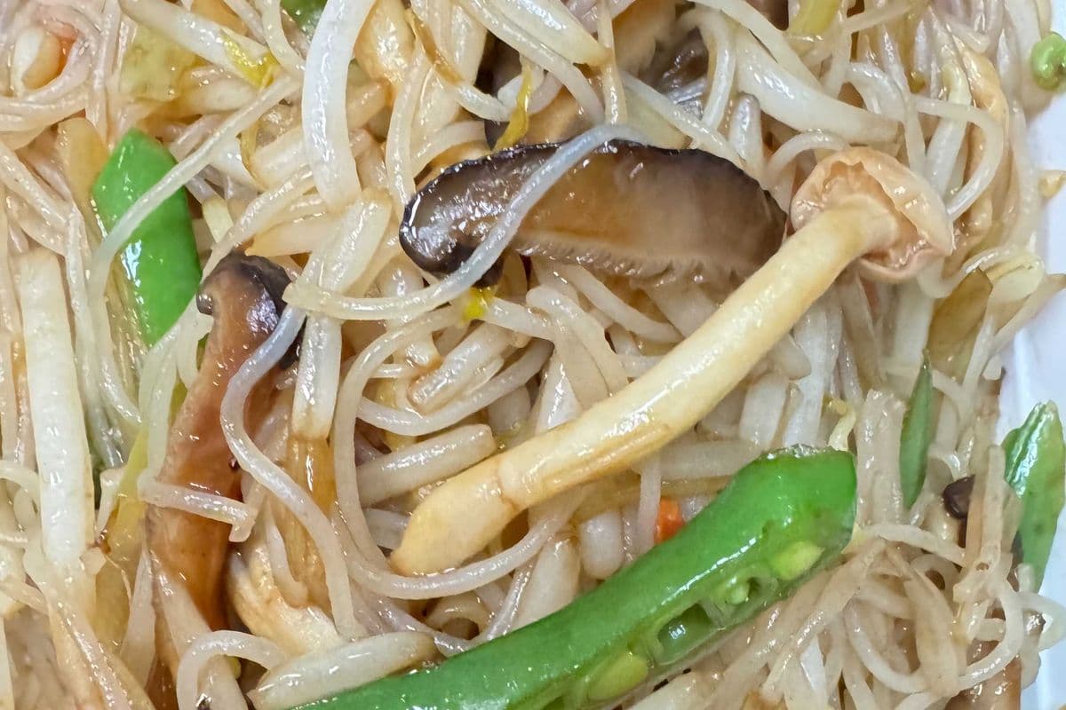 Stir Fried Rice Noodle with Mushrooms and Veggies 素炒米粉