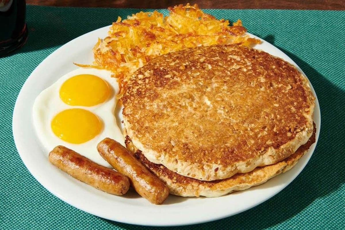 HEARTY 9-GRAIN PANCAKE SLAM (720 Cal)
