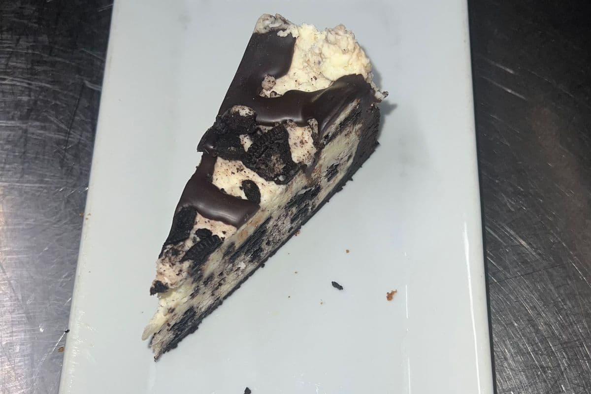 INSANE CHEESECAKE WITH OREO® (610 Cal)