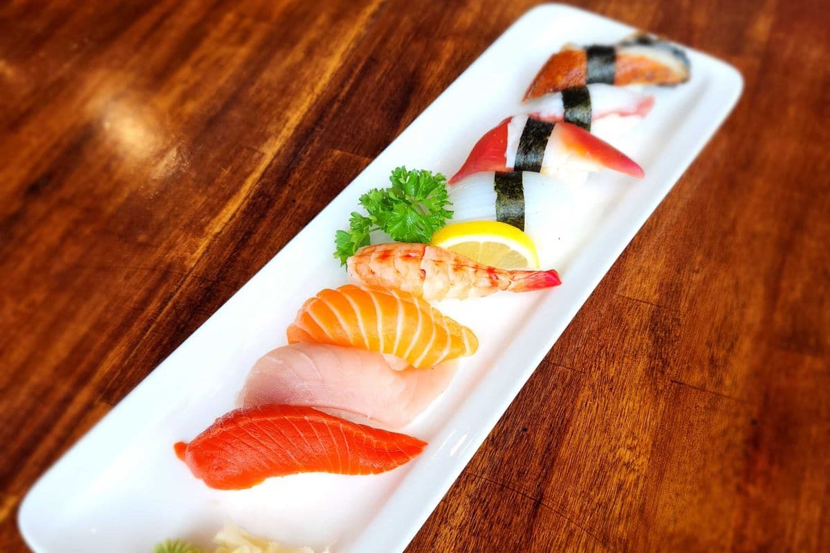 Assorted Sushi Combo (8 pcs)