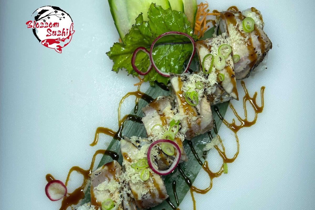 Torch Black Pepper Tuna Roll (8pcs)