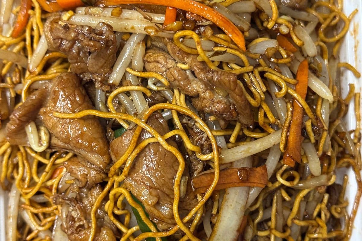 Stir-Fried Noodle with Beef 豉油皇牛肉面