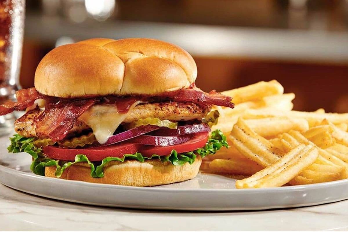BBQ BACON CHICKEN SANDWICH (1130 Cal)