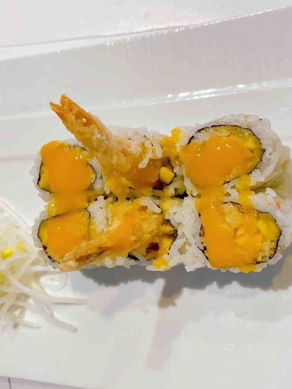 Mango And Shrimp Tempura Roll / R8 Rouleau De Mangue Et Aux Crevettes Tempura