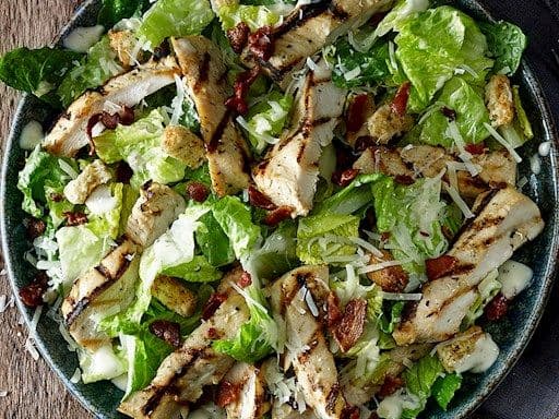 Grilled Chicken Caesar Salad / Salade César au poulet grillé