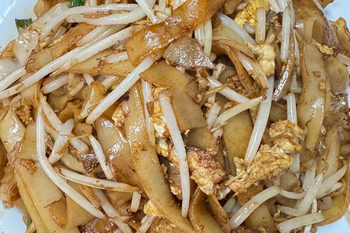 Stir Fried Flat Noodle with Eggs 干炒蛋河
