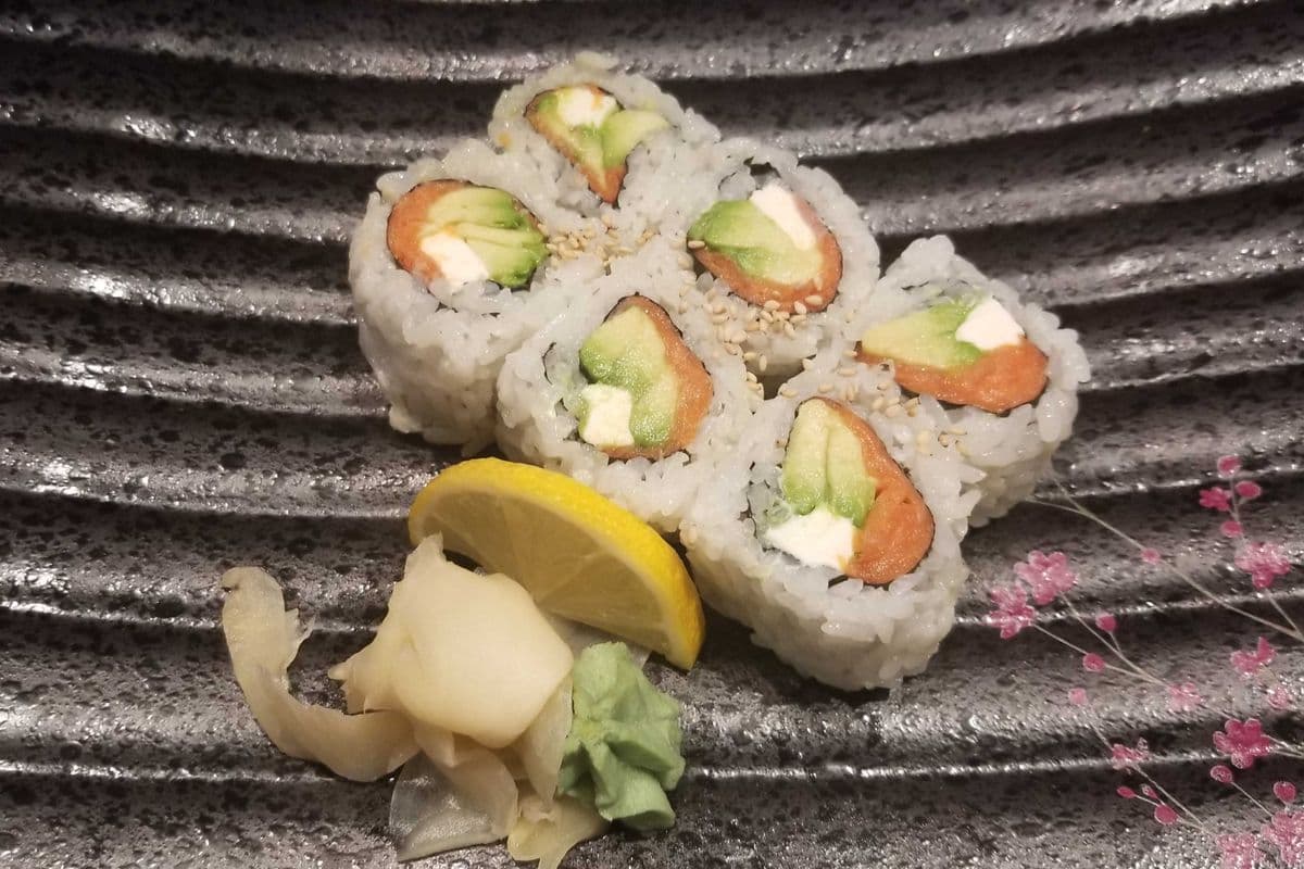 Smoked Salmon Avocado Roll with Cream Cheese (8 pcs)