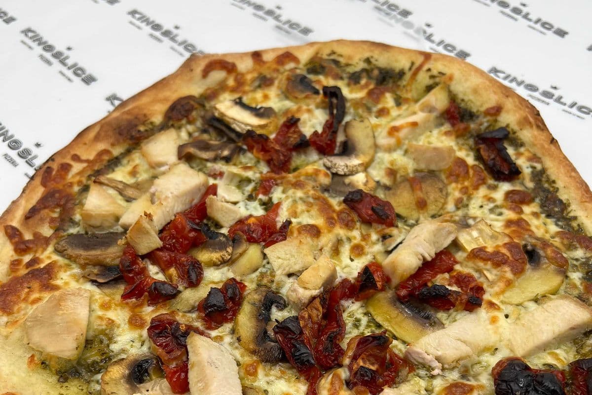 Medium Pollo Al Basilico Pizza