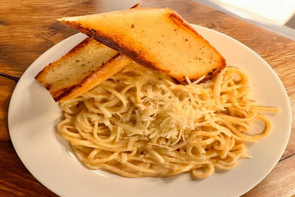 Kids' Alfredo Linguine and Garlic Bread
