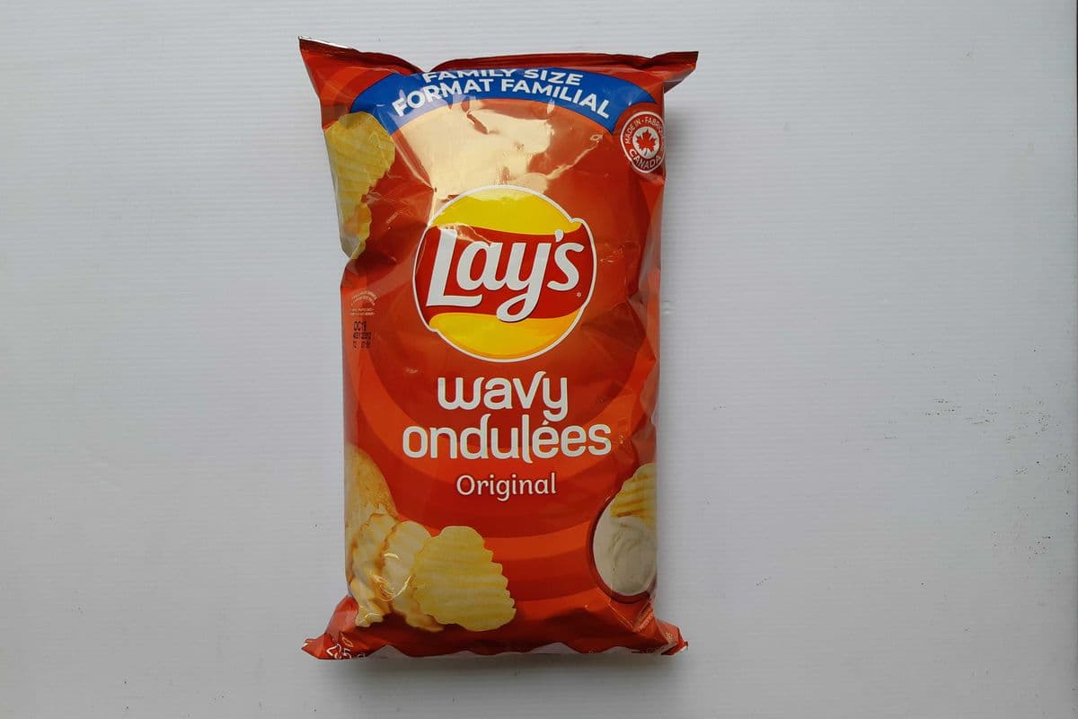 Lay's Wavy Ondulees Original Potato Chips (235 g)