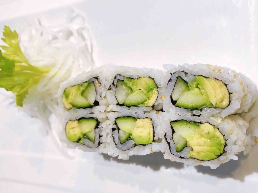 Cucumber & Avocado Roll / R22 Rouleau De Concombre Et Avocat