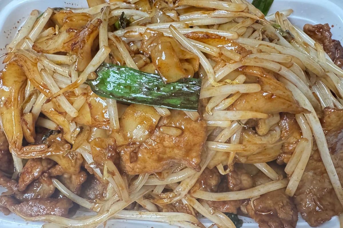 Stir-Fried Flat Noodle with Beef 干炒牛河