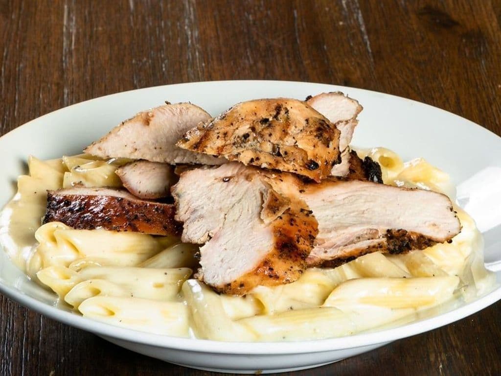 Penne Alfredo avec poulet / Penne Alfredo with Chicken