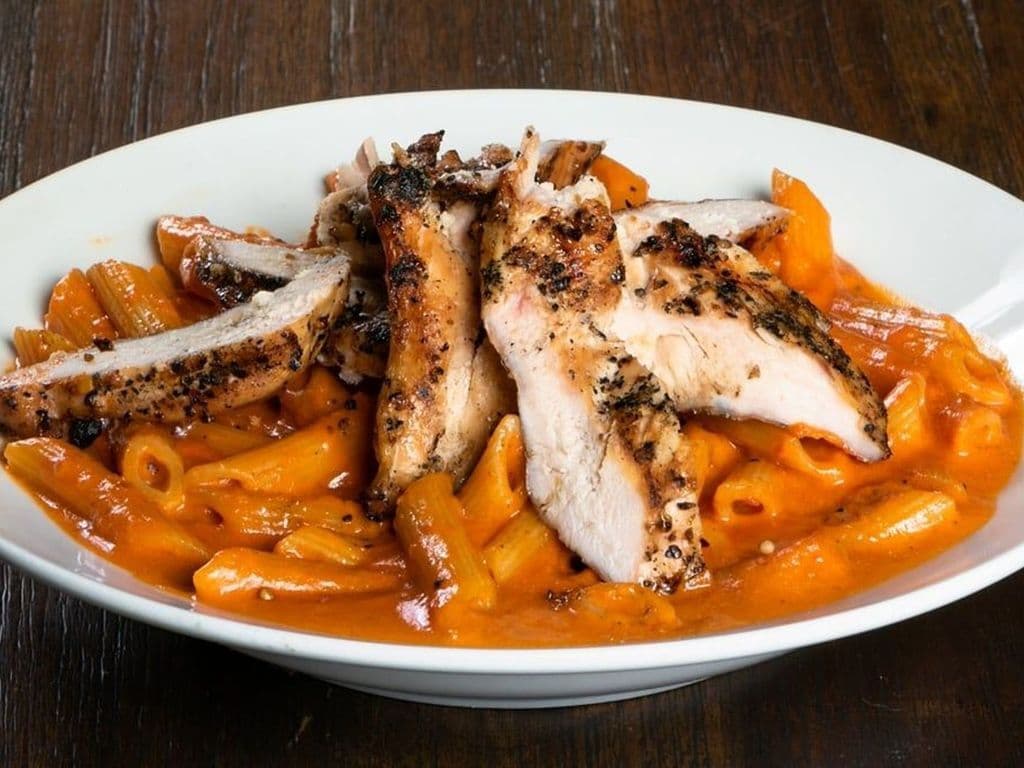 Penne à la rosée avec poulet / Penne rosée with Chicken