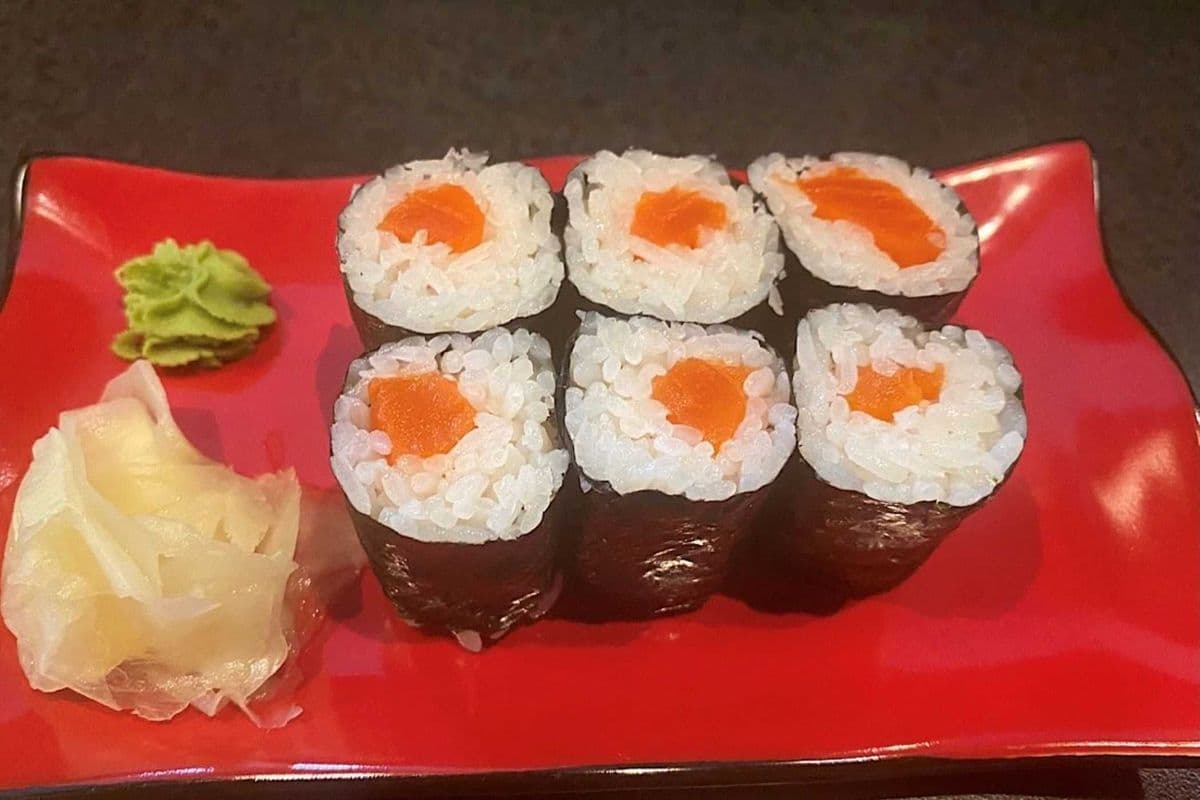 Salmon Roll (6 Pcs)