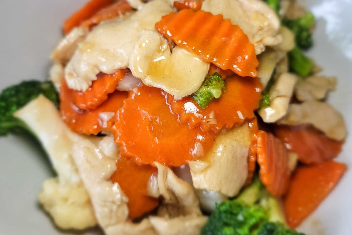 D6. Pad Gratiem (Garlic Sauce)