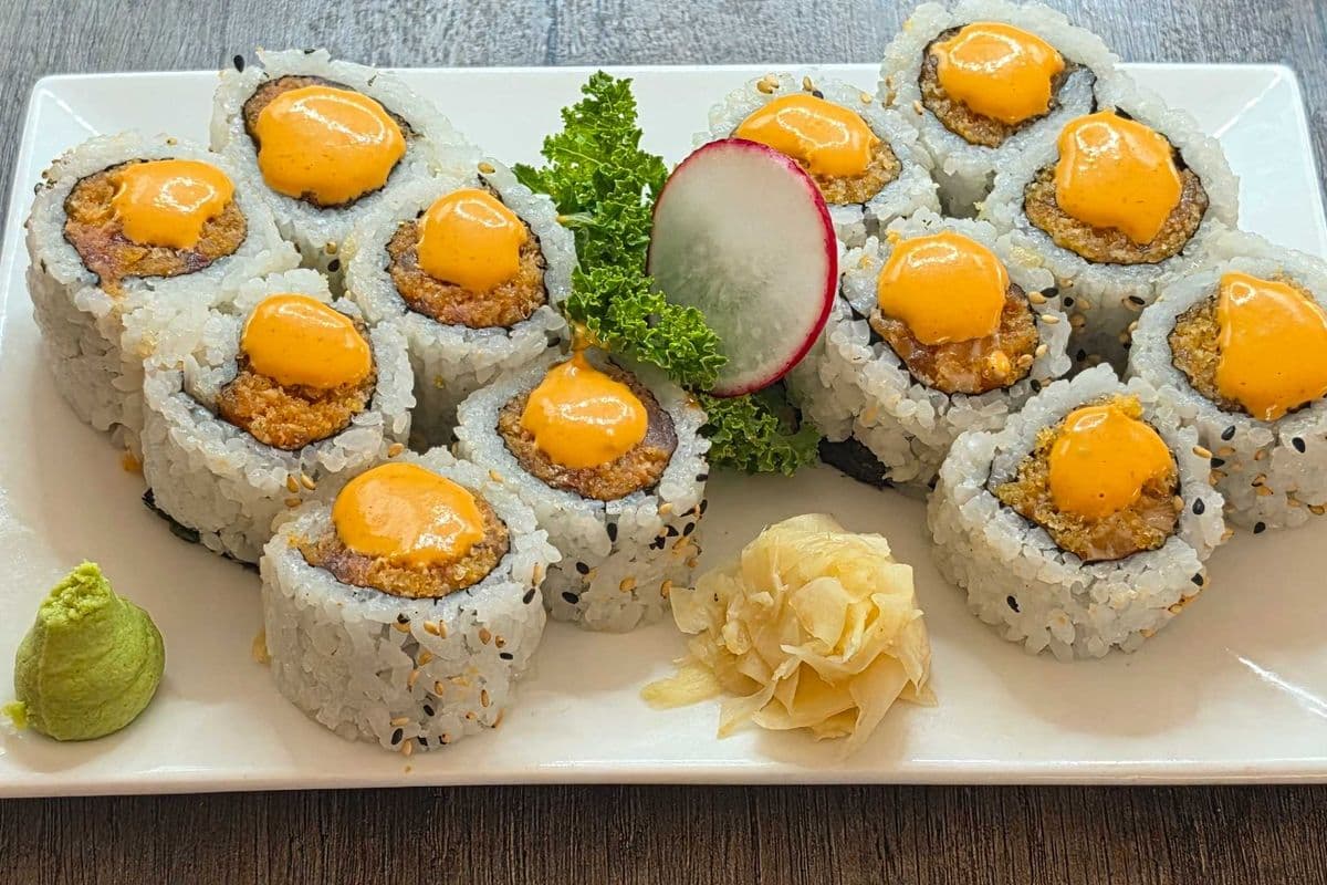 DS8. Spciy tuna roll 6pcs, spicy salmon roll 6pcs