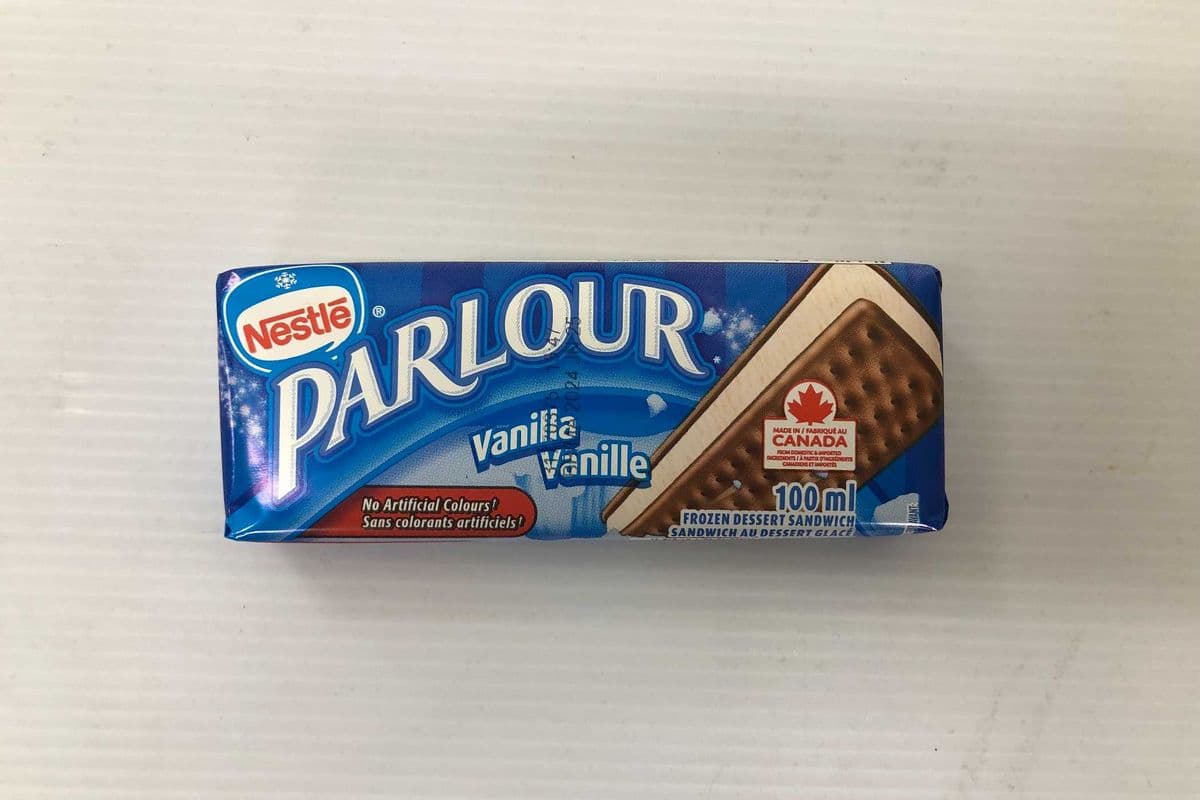 Nestle Parlour Vanilla Sandwich Ice Cream 100 ml