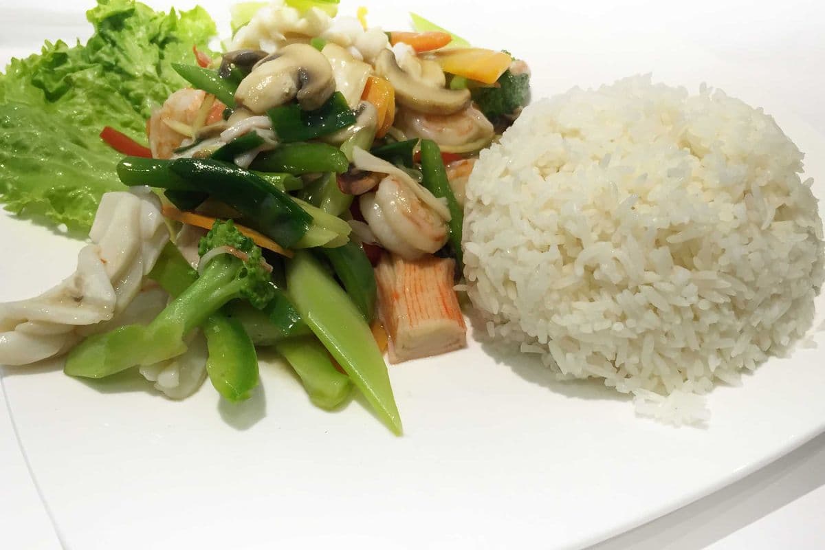 R6. Thai Style Seafood with Steam Rice