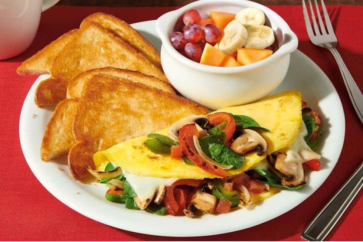 LOADED VEGGIE OMELETTE (830 Cal)
