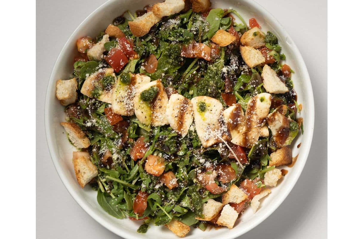 Salade caprese avec prosciutto