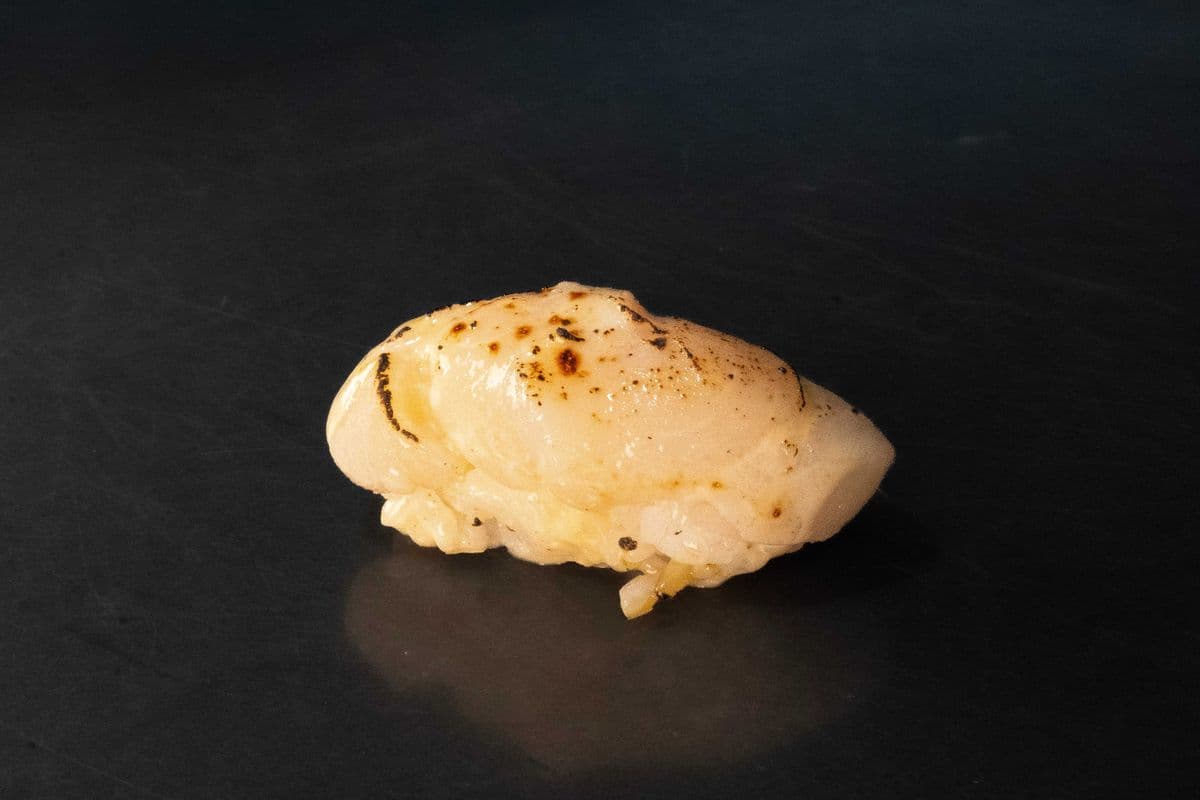 1001. Torched Scallop Sushi (2PCS)