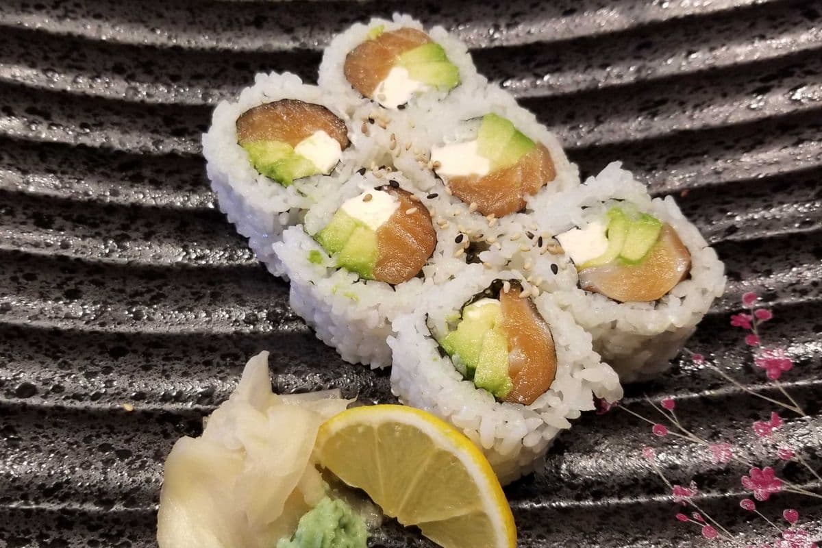 Salmon Avocado Roll with Cream Cheese(8 pcs)
