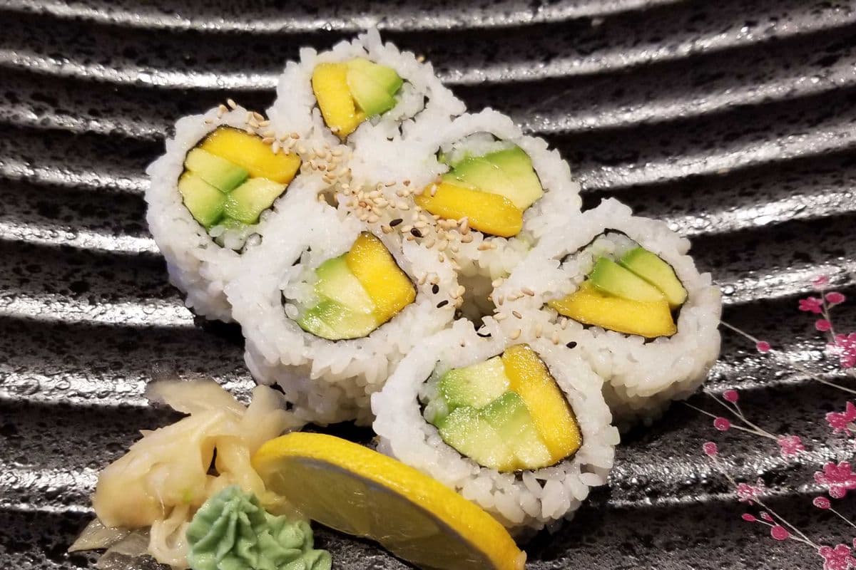 Avocado Mango Roll (8 pcs)