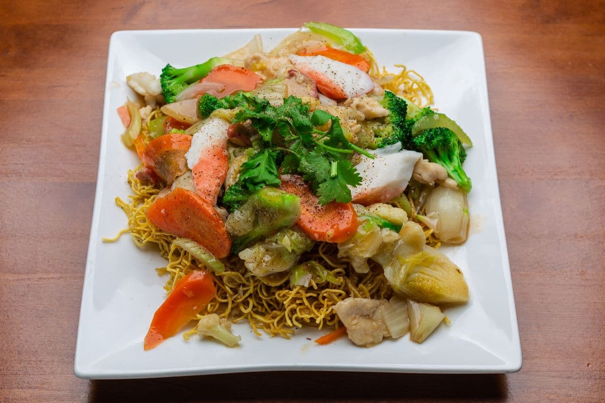 CM138. Deluxe Chow Mein with Seafood, BBQ Pork, Chicken, and Vegetables
